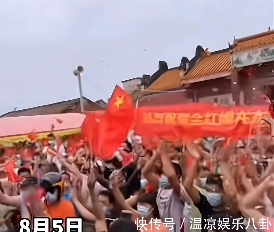 全红婵夺冠全村沸腾!奶奶不停招手妈妈打电话,红色条幅舞动全场