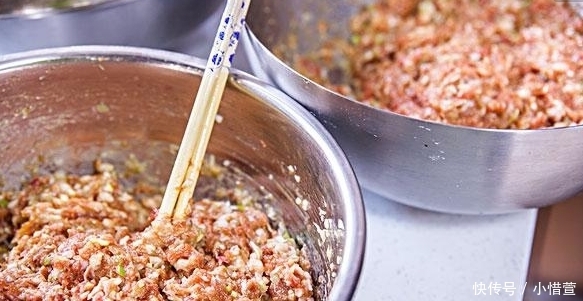 退休厨师告诉我包饺子小窍门，回家试了一下，以前饺子都白吃了！