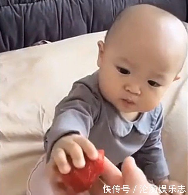 宝爸|宝宝咬了一口草莓就递给爸爸却不吃,宝宝下面的行为让宝爸泪目