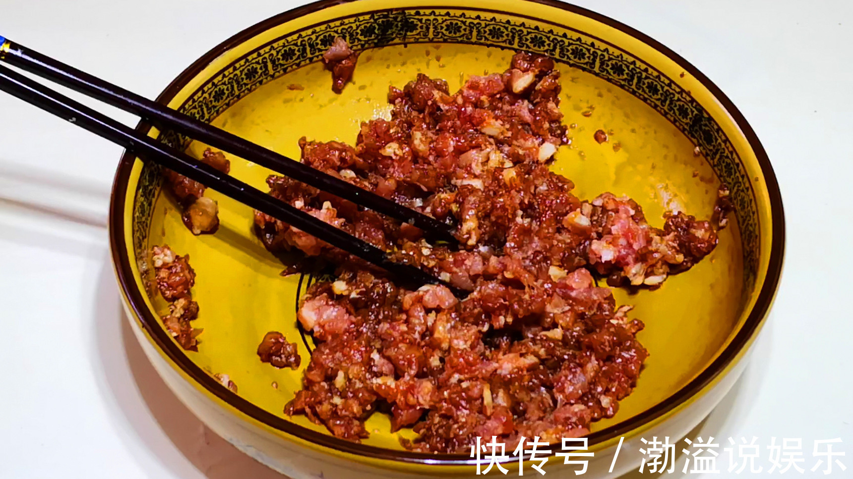 芹菜饺子好吃的调馅方法，鲜美多汁不油腻，越吃越香，上桌一扫光