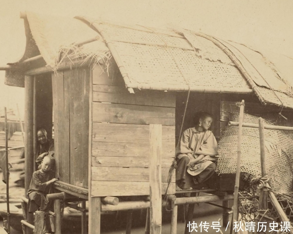 老照片中|晚清老照片:百姓赤脚打补丁,生活贫穷心酸!神情悲伤的渔家女!