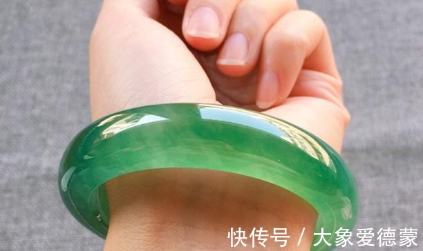 戒指 面对不同的翡翠首饰,我们该如何进行挑选呢