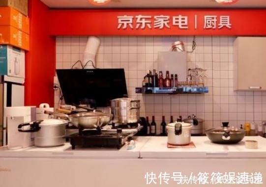 京东电器|实体店成“试衣间”,服装店老板倒苦水:他们记下型号就上网