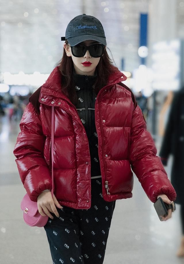 穿羽绒服时，只知道黑色？2021的“流行色”来了，时髦显高级