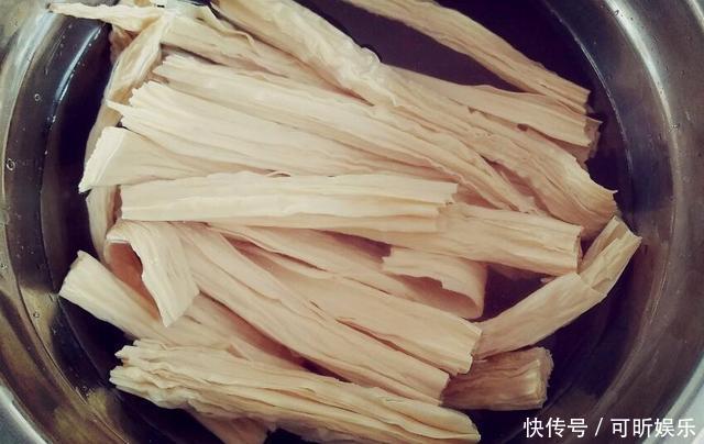 泡腐竹用“凉水”还是“温水”,很多人做错了,难怪不嫩还夹生!