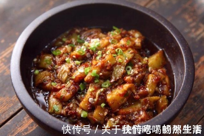 鱼香茄子|鱼香茄子别再炸了，学会1个技巧，茄子不发黑不油腻，软糯又入味