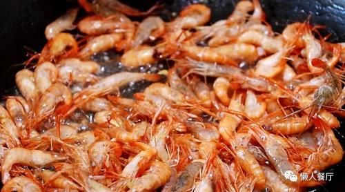 芹菜|别只会做虾仁炒西芹，将小河虾炒的酥脆，配上芹菜一起炒，还补钙