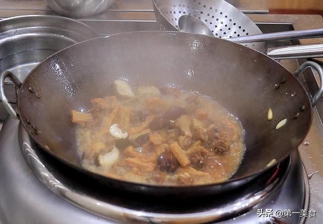 腐竹|鸭肉怎么焖才好吃？厨师长教你做法，出锅鲜香四溢，鲜嫩入味