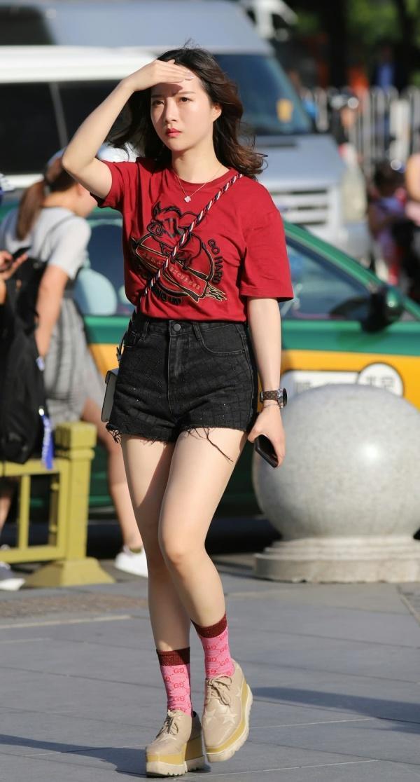 街拍:着装休闲的女孩,高挑的身材会有人羡慕吗?