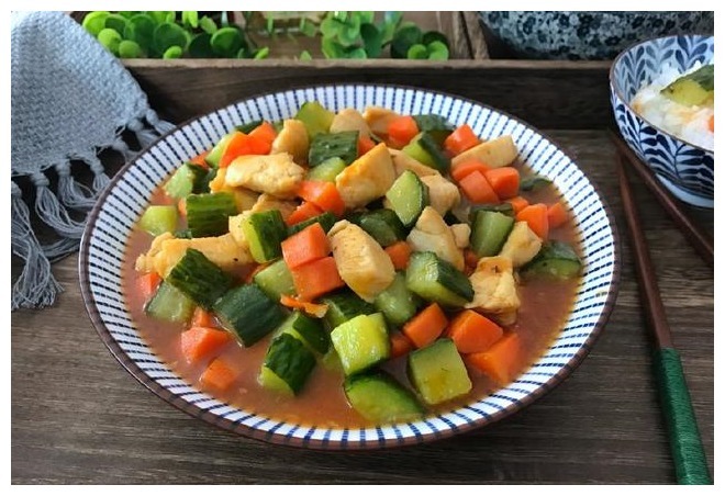 减脂餐不要老吃水煮鸡胸了，试试这么做，好吃又营养，人也瘦了