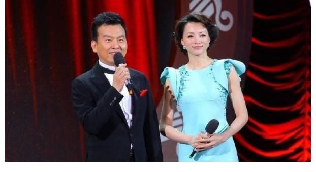 张泽群|曾6次主持央视春晚,3次向董卿求婚获董母大力支持,55岁终于当爹