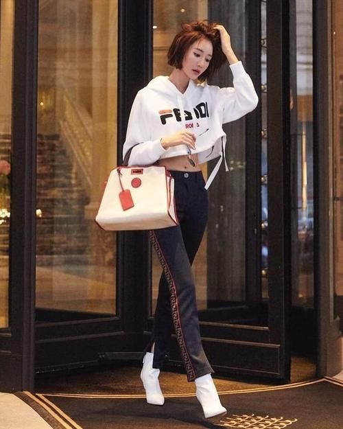 曾获校服大赛金奖，后被称为“短发女神”，造型搭配干练帅气