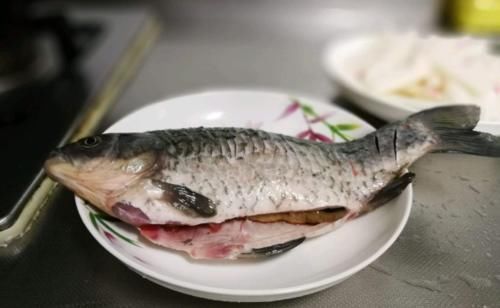 胡萝卜头|才发现刮鱼鳞这么简单，只需一个塑料袋，快速又干净，一秒光溜溜
