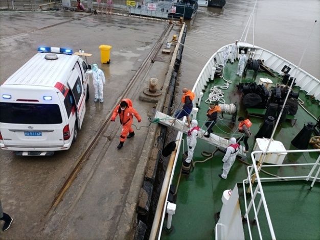 福建海事局|货轮在马祖海域遇险沉没两岸救援力量携手救起11名落水船员