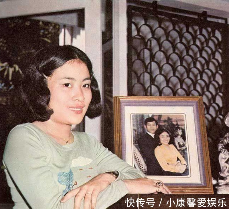 合影|最爱拉玛十世的女人是他的发妻,拍照时桌子上还放上他们的合影