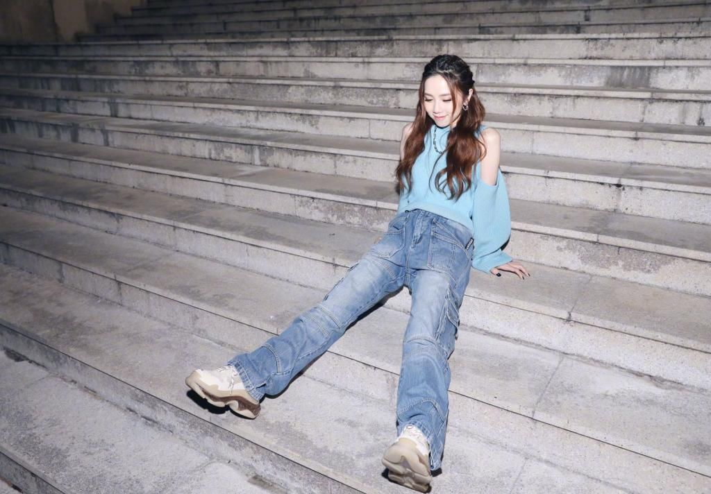 搭配|为什么同样是蓝色衣服,咱就没邓紫棋穿得好看