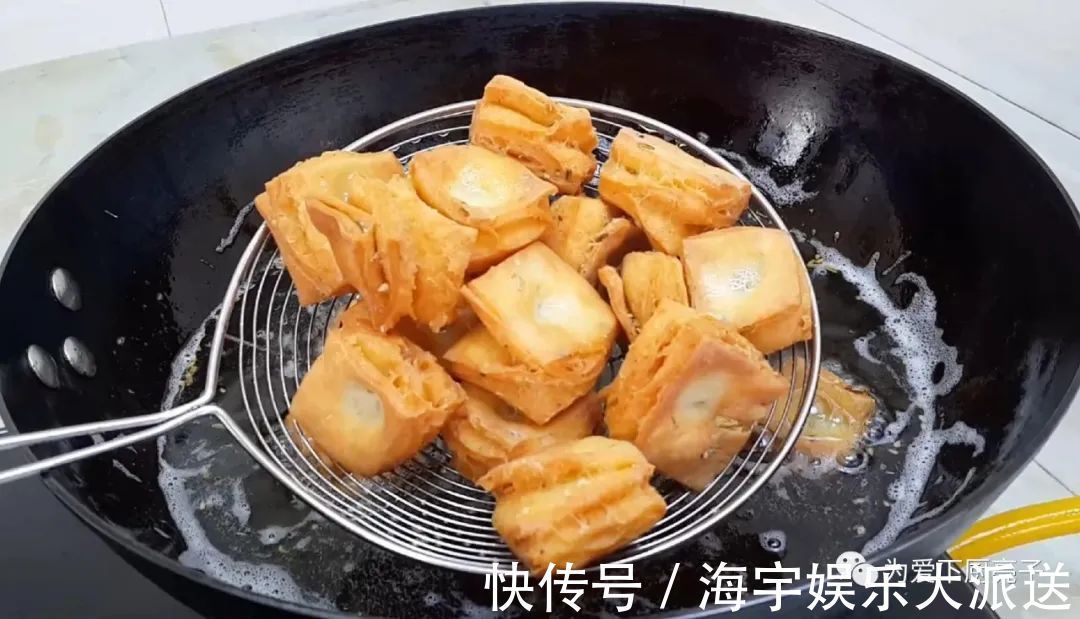 零食|孩子想吃零食不用买，擀一擀切一切，出锅比麻花都好吃，太香了