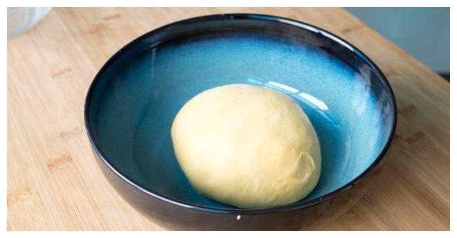 红薯最好吃又简单的做法,打入2个鸡蛋,不用加水,出锅金黄诱人