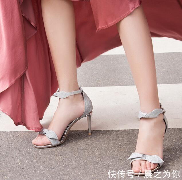 大长腿 一字带露趾造型,散发出性感韵味