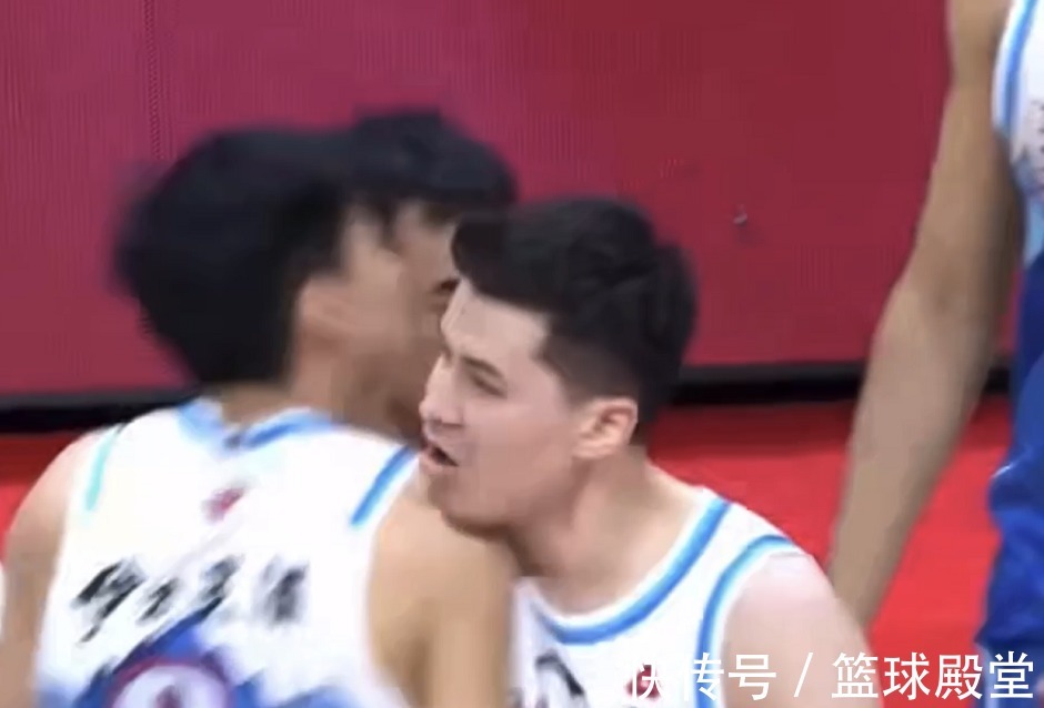 职业生涯|新疆险胜青岛！阿布仰天长啸+激情庆祝，却被齐麟误伤，幸好无碍