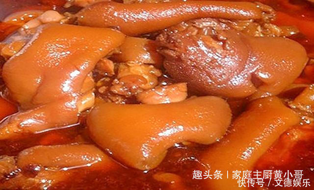 炖猪蹄时,不可直接放盐,多加一味料,猪肉软烂香味入骨