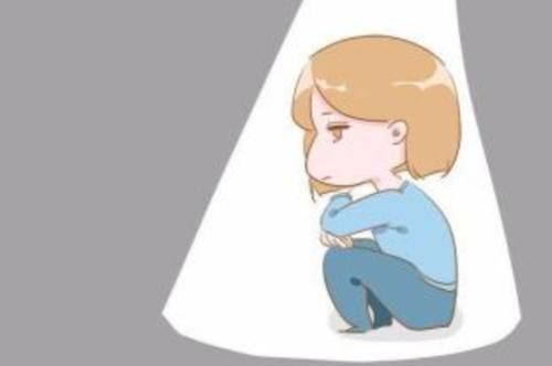 娃的一些行为看似高情商,实则缺爱又自卑,父母的沾沾自喜很滑稽