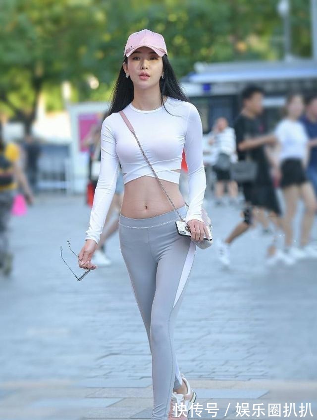 时尚达人 打底裤的穿搭自信满满走在街头显得十分洒脱,展现飞扬的自信穿搭!