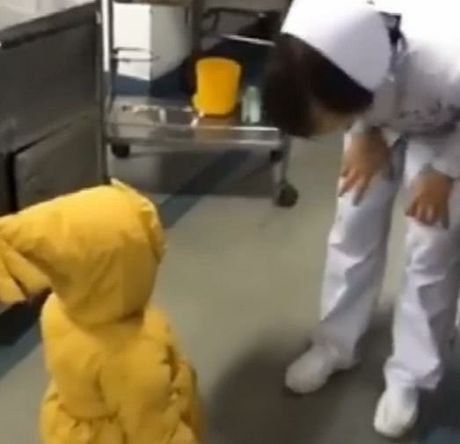 妈妈|2岁宝宝想妈妈了,爸爸凌晨带她去找上夜班的妈妈,场面真催泪