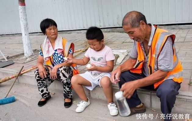 长辈|爷爷逗孙子不叫爷爷就别来，4岁孩子的回答，让老人红了眼眶