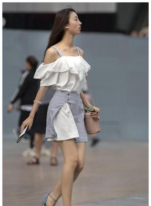 蕾丝|路人街拍,小姐姐肉色丝袜搭配高跟鞋,突显出旗袍的潮流范