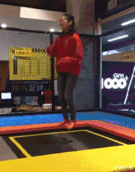 |搞笑GIF:太尴尬了 吓得我赶紧关上了门