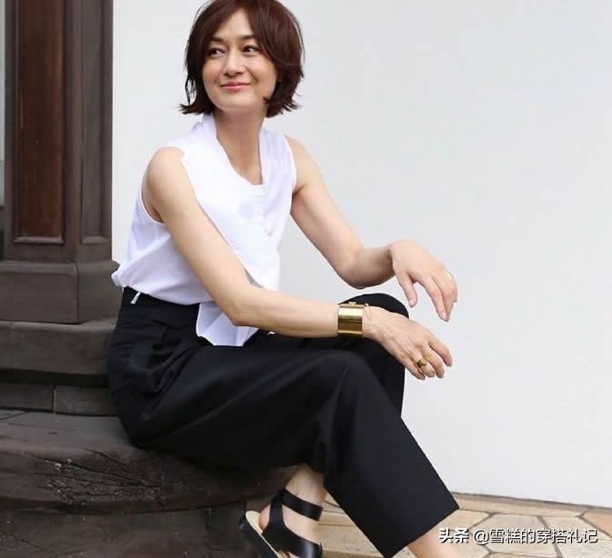 富冈佳子 被52岁富冈佳子的穿搭惊艳了,人过半百却美得优雅,太值得借鉴