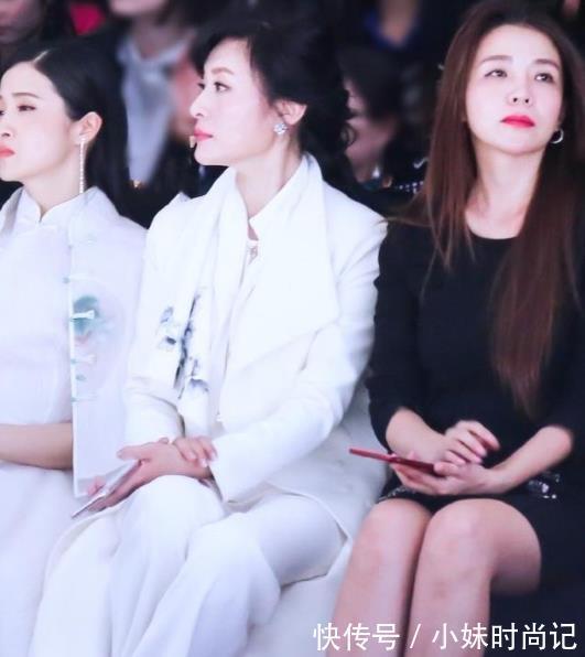 西装套装 周涛白色西装套装现身活动,时髦优雅气质出众,主持人气场就是强