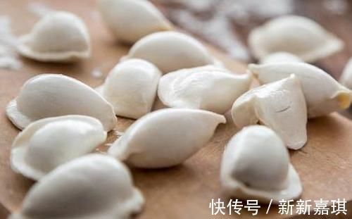 饺子|煮冻饺子,最忌开水下锅,饭店大厨:掌握3点,饺子鲜香不破皮
