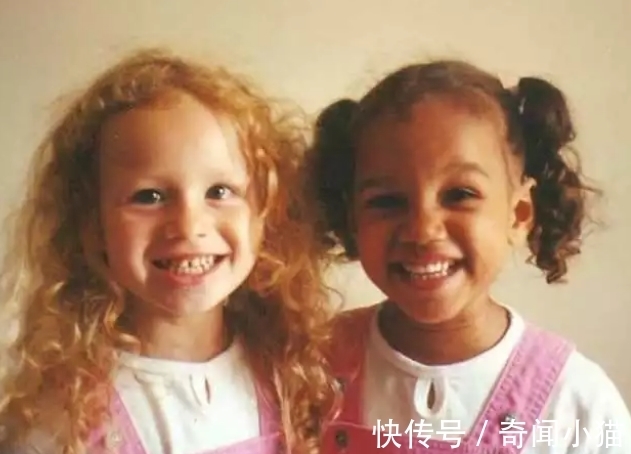 两姐妹|妈妈生下双胞胎,一个白宝宝一个黑宝宝,过去22年,命运截然不同