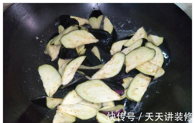 做法|炒茄子时,切记不要直接倒油,教你饭店做法,茄子不吸油不发酸