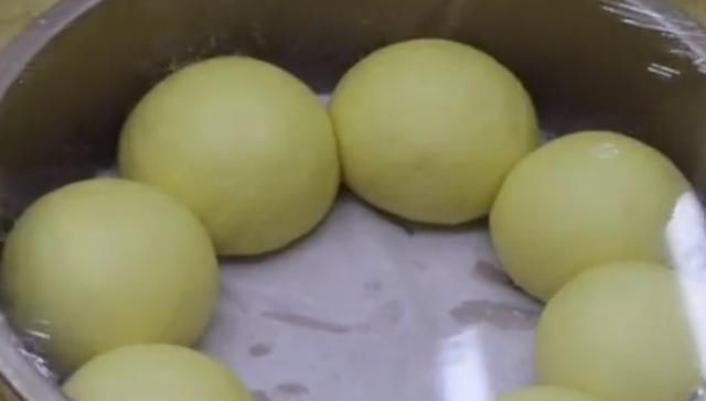 面粉里打3个鸡蛋,不蒸馒头不烙饼,松软香甜,比吃肉还香,解馋