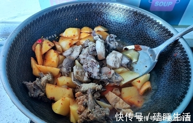 鸡汤|一家三口人的午餐,一盘饭一盘汤,全家人都吃香了