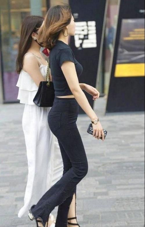 时尚的穿搭小女孩：两位美女大方的姿态漫步街头，清爽大气