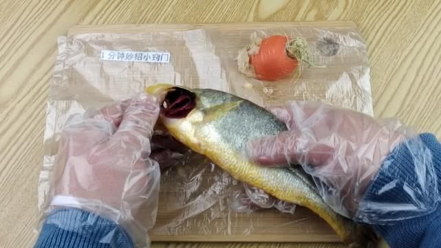 今天才知道,刮鱼鳞只需一个塑料袋,不飞溅不脏手,简单实用