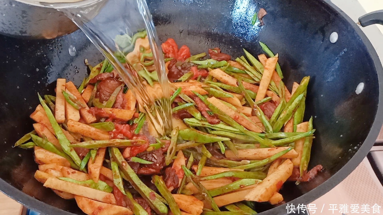  是用|饭店的铁锅焖面好吃，原来都是用的此技巧，以前真的是做错了