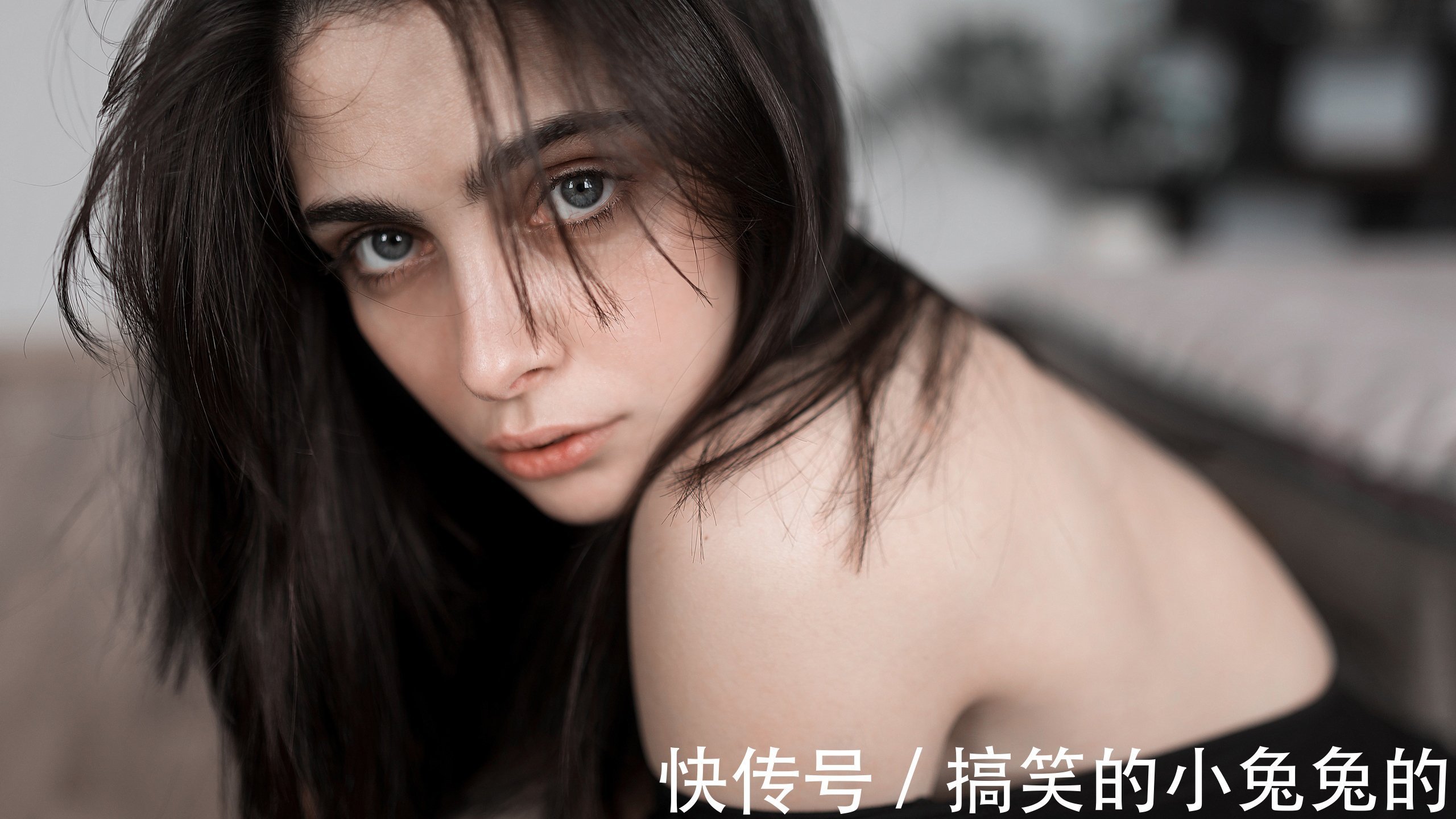 |搞笑GIF段子:二十岁小伙,成功求婚六十岁大妈,多么感人的爱情故事!