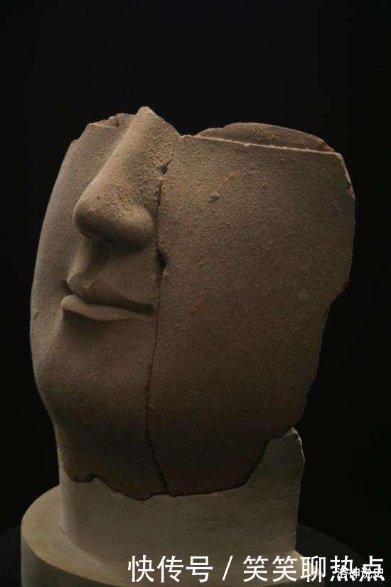 佛像只剩半边脸,光洁如玉微笑如常,出土后即被定为国宝