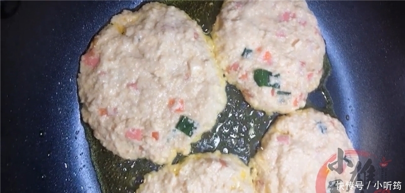 香煎豆腐饼|豆腐别只会炒着吃,加一个鸡蛋搅拌碎,吃一次就念念不忘