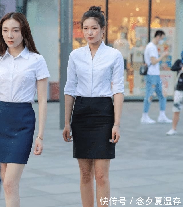 搭配|流行的黑色短裙,搭配白色修身衬衫,散发出优雅的美感