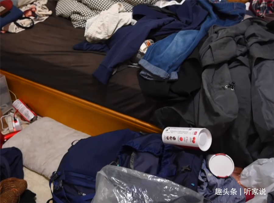 姑娘|“囤积癖”姑娘10㎡卧室，衣服堆积如山，3名整理师8小时打扫干净
