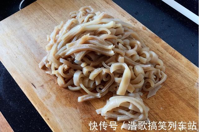 养颜|吃它堪比阿胶,却比阿胶便宜几十倍,补血养颜,可惜很多人都扔了