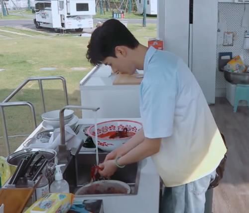 中餐廳|《中餐廳》一盤小龍蝦賣199，龔俊說出數(shù)量令觀眾傻眼，網(wǎng)友：吃不起