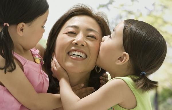 笑笑|妈,有小男孩亲我一下”,两个妈妈不同回答,让孩子的人生不同