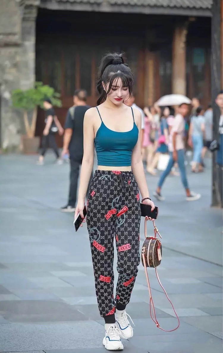 街拍:肤白貌美的小姐姐,修身衣搭配紧身裤,尽显苗条好身材